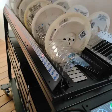 Transfert de pièces automatisé
Transférez simplement les composants entre le magasin et le chariot grâce à l'utilisation de capteurs sans avoir à relire les étiquettes code-barres