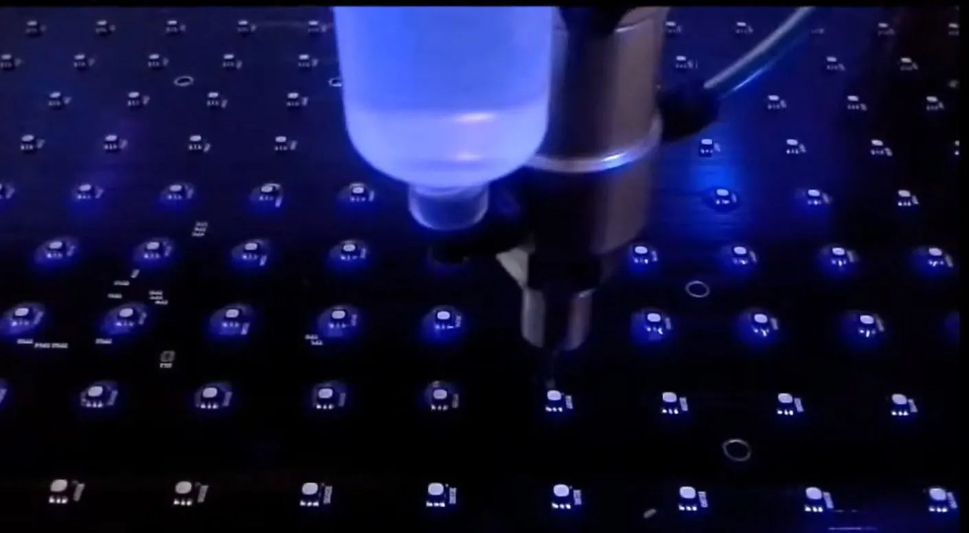 Vernissage sélectif — robots de conformal coating