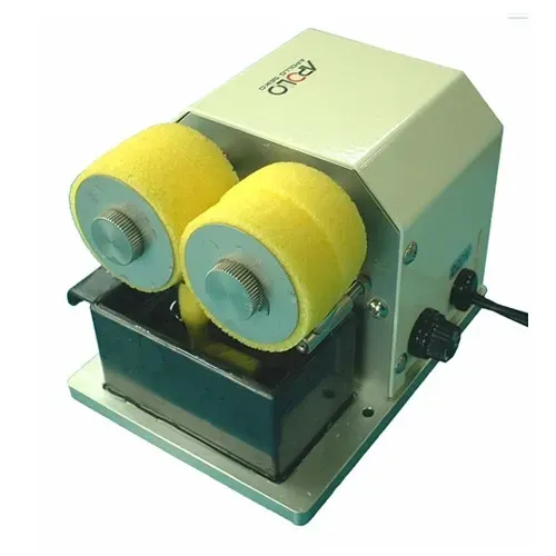 **SRC-3000 Nettoyeurs à éponges**
Ce dispositif possède quatre éponges humides qui enlève proprement la soudure résiduelle sur la panne de fer. Une éponge verticale plongée dans un bac d'eau permet d'humidifier par capilarité les éponges de nettoyage tout