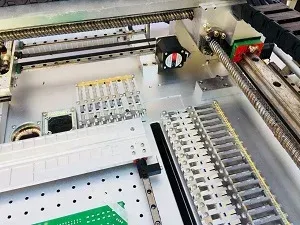 Rack intégré à la machine de 35 push feeders